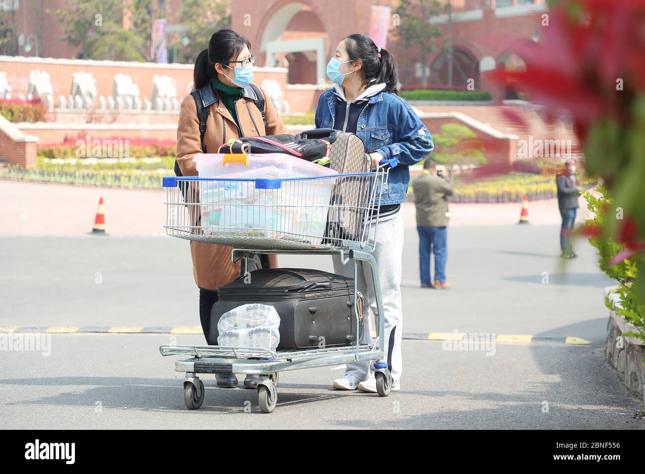 Les étudiants de l'année supérieure à Qingdao reviennent à l'école et recommence les cours pour la première fois après le verrouillage. À la porte d'entrée de l'école QINGDAO N°9, Banque D'Images