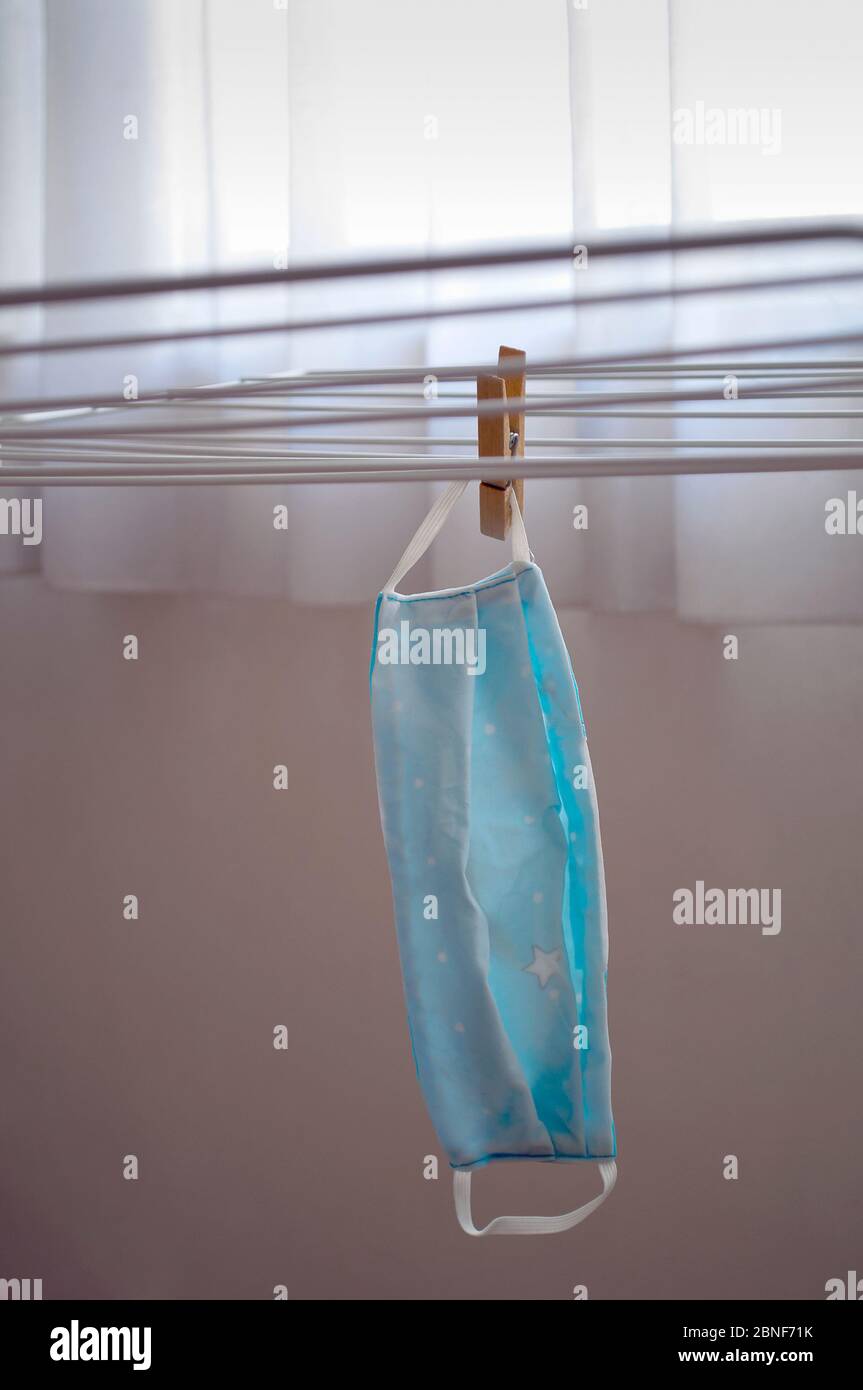 Masque facial lavé fait à la main séchant sur la ligne de vêtements. Banque D'Images