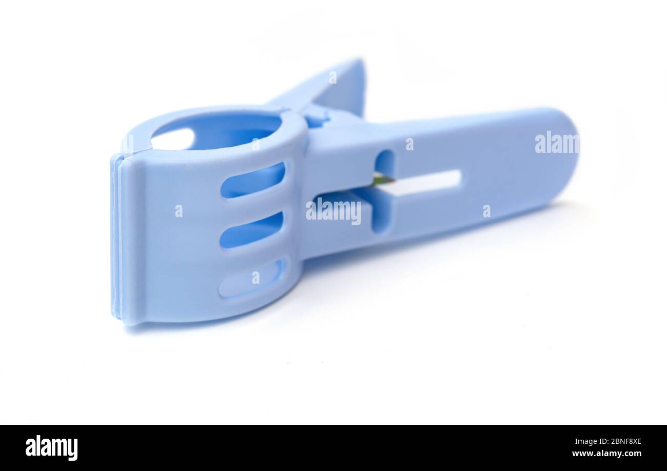 Clothespin bleu sur fond blanc Banque D'Images