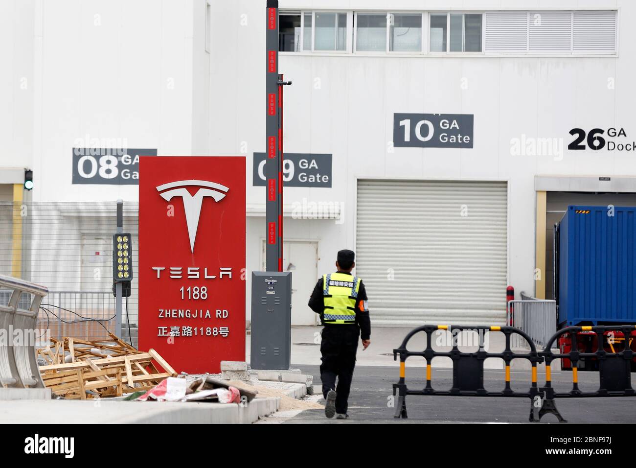 Un garde de sécurité se tient devant le Gigalactory Tesla 3, qui reprend la production et le nombre mensuel de voitures produites atteint un record, i Banque D'Images