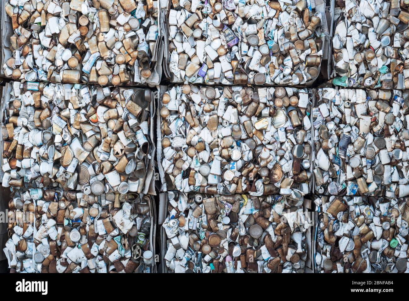 Balles de boîtes en acier au centre de recyclage du comté de Wallowa à Enterprise, Oregon. Banque D'Images