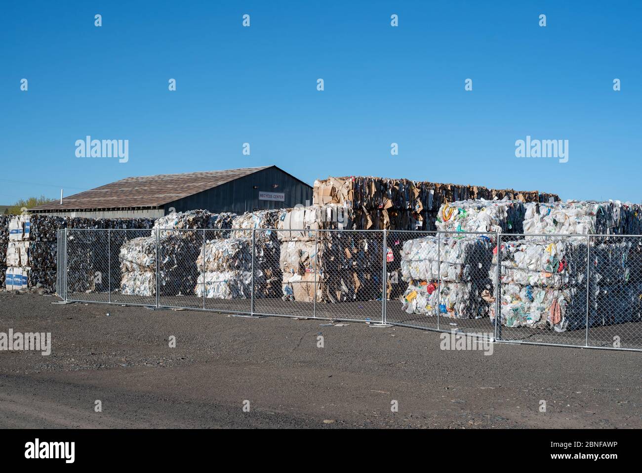 Balles de matières recyclables au centre de recyclage du comté de Wallowa à Enterprise, Oregon. Banque D'Images