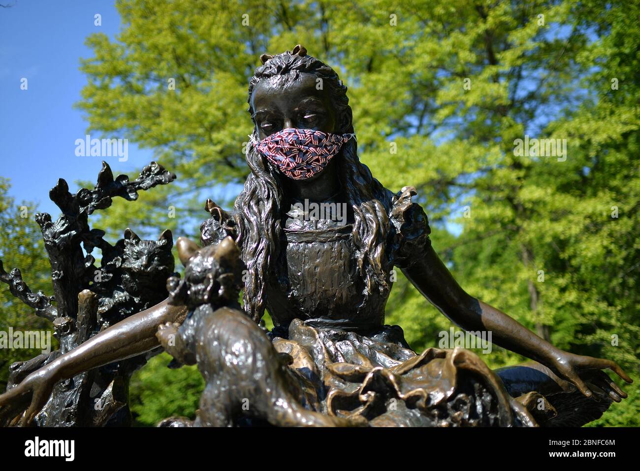 New York, États-Unis. 14 mai 2020. Un masque facial est visible, couvrant la bouche et le nez de la sculpture en bronze Alice in Wonderland de l'artiste José de Creeft, à Central Park, New York, NY, le 14 mai 2020. (Anthony Behar/Sipa USA) crédit: SIPA USA/Alay Live News Banque D'Images