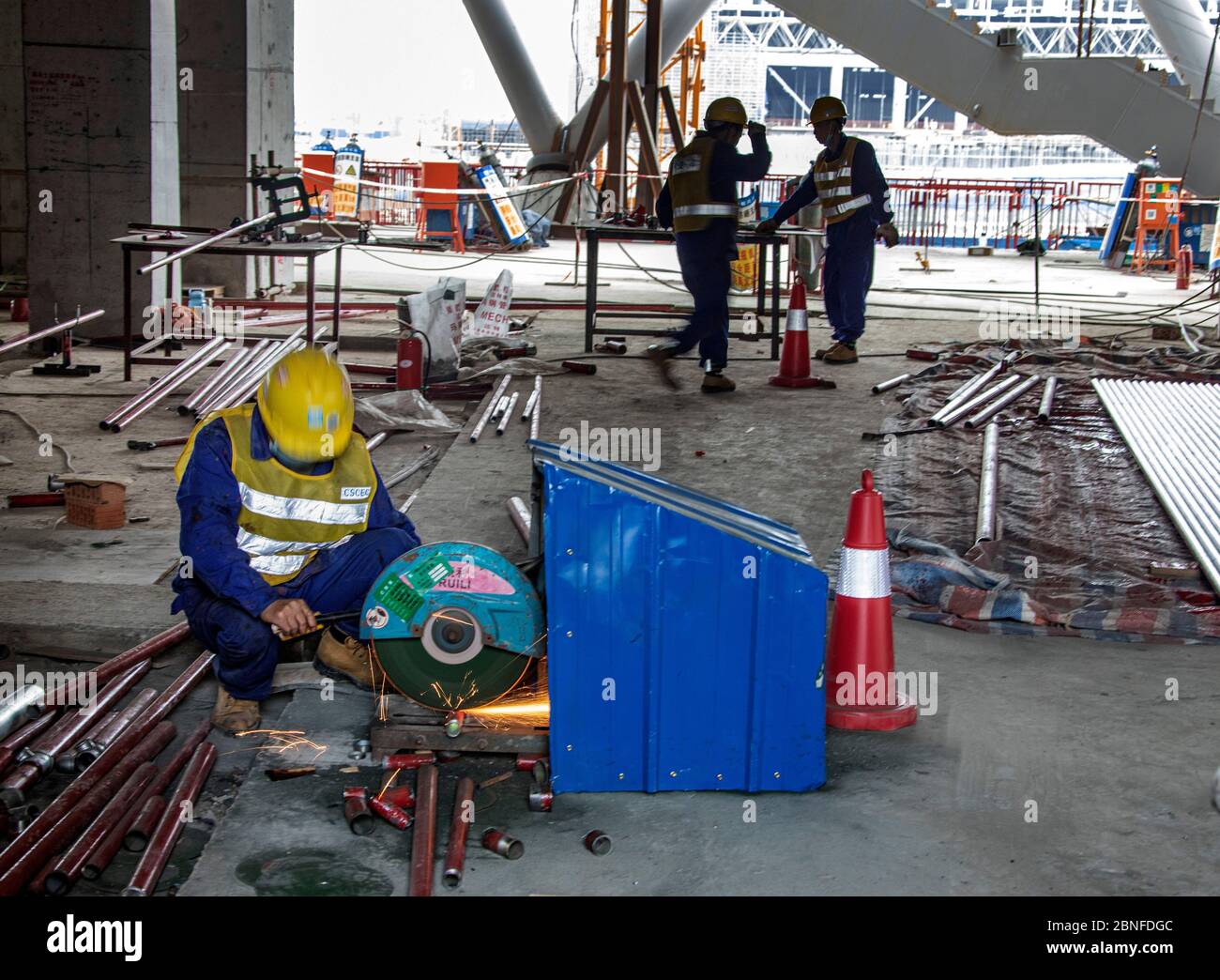 Les constructeurs sont occupés à construire le stade du lac de Dong'an, où se tiendront les Jeux universitaires mondiaux d'été 2021, dans la ville de Chengdu, au sud-ouest de la Chine Banque D'Images