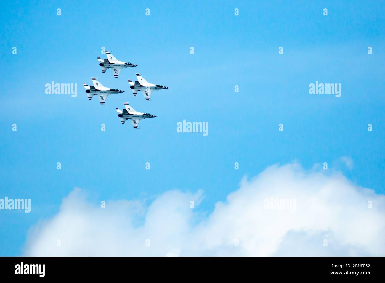 Sioux Falls, SD, USA 17 août 2019 spectacle aérien avec la F16C de l'US Air Force F16C combat les faucons, les Thunderbirds dans un ciel bleu avec espace de copie Banque D'Images