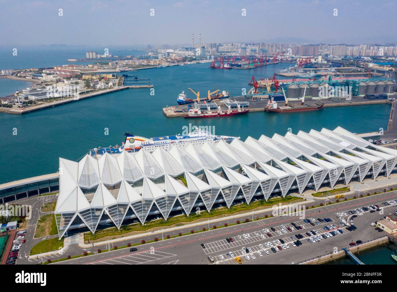 Vue aérienne du terminal de croisière de Qingdao, ville de Qingdao, province de Shandong en Chine orientale, 27 avril 2020. *** Légende locale *** fachaoshi Banque D'Images