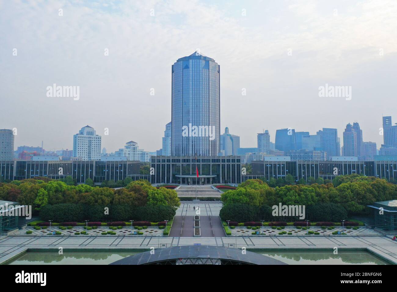 Drapeaux nationaux de Century Square abaissés à mi-mât pour pleurer le personnel médical et les citoyens sont morts du coronavirus, Shanghai, Chine, 4 avril 2020. JE Banque D'Images