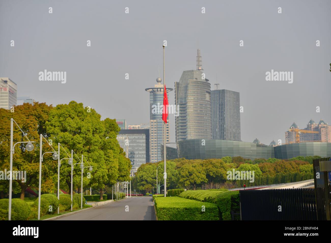 Drapeaux nationaux de Century Square abaissés à mi-mât pour pleurer le personnel médical et les citoyens sont morts du coronavirus, Shanghai, Chine, 4 avril 2020. JE Banque D'Images