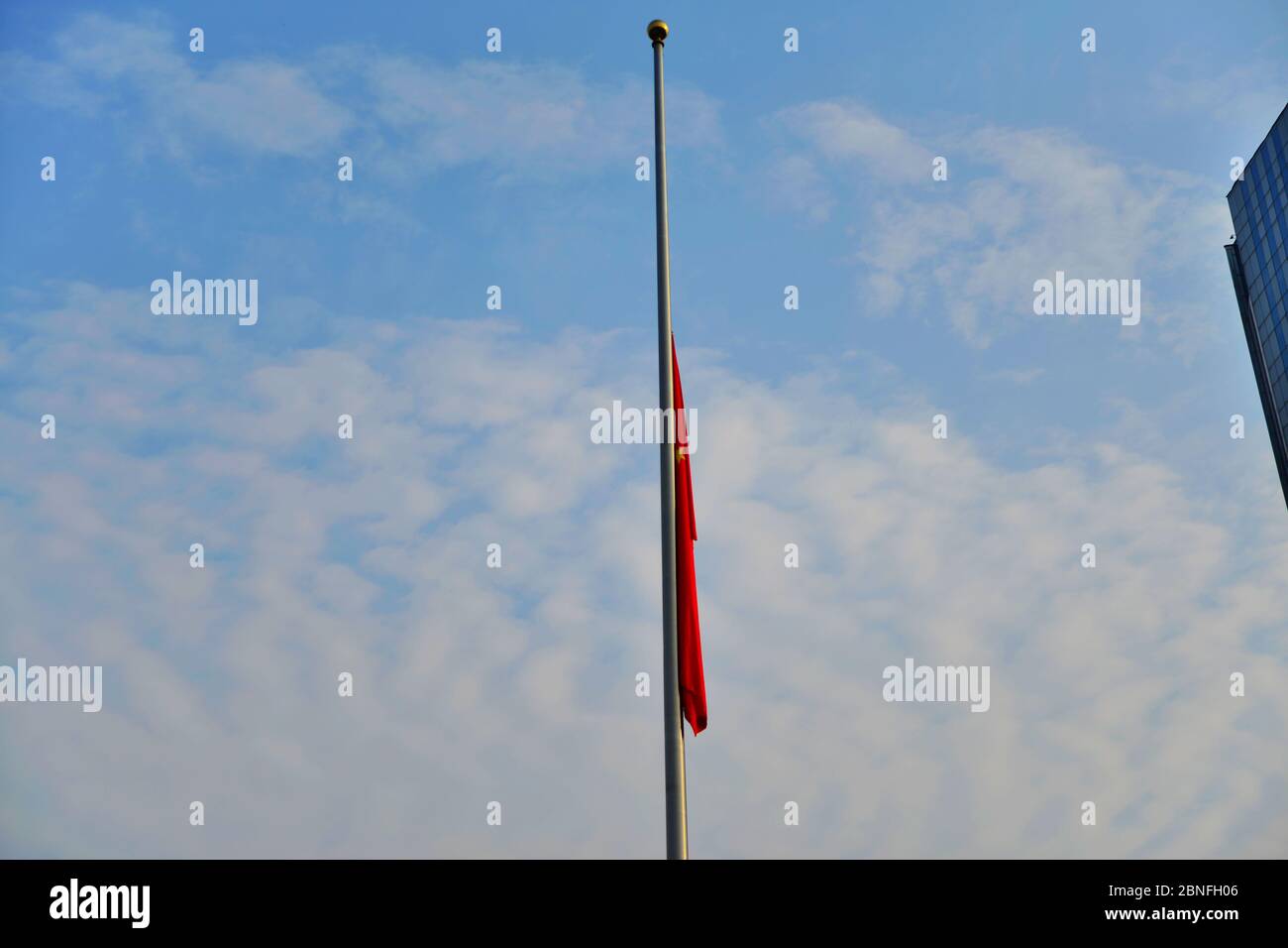 Drapeaux nationaux de Century Square abaissés à mi-mât pour pleurer le personnel médical et les citoyens sont morts du coronavirus, Shanghai, Chine, 4 avril 2020. JE Banque D'Images