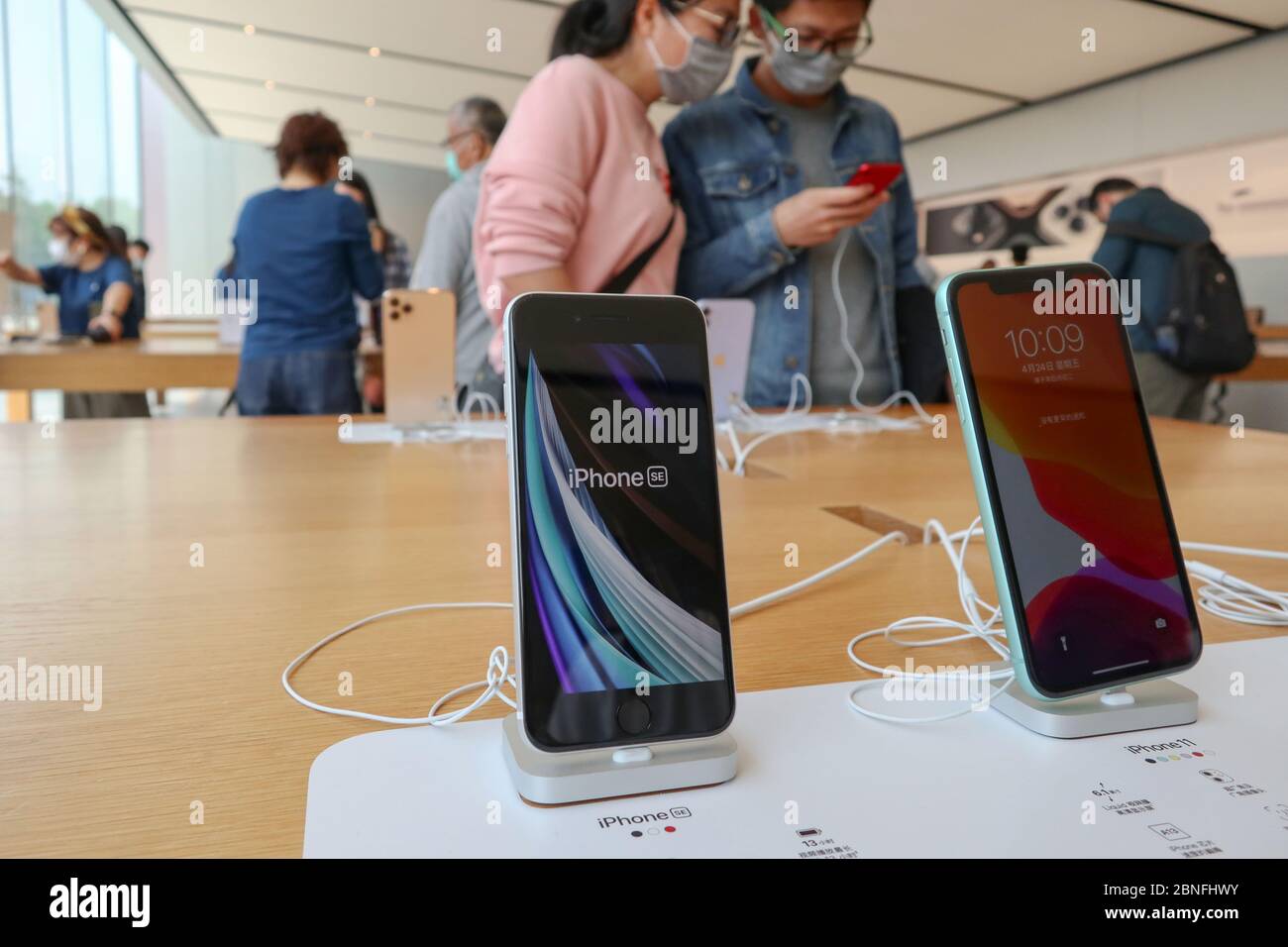 Les modèles de smartphone Apple iPhone se récemment lancés sont présentés, dans l'attente de l'expérience et de l'achat des clients, dans un Apple Store, Hangzhou ci Banque D'Images