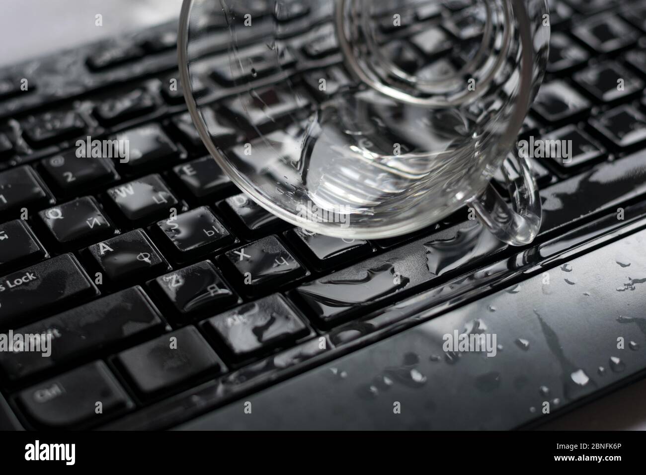 de l'eau s'est répandue sur un gros plan du clavier noir Banque D'Images de l'eau s'est répandue sur un gros plan du clavier noir Banque D'Images