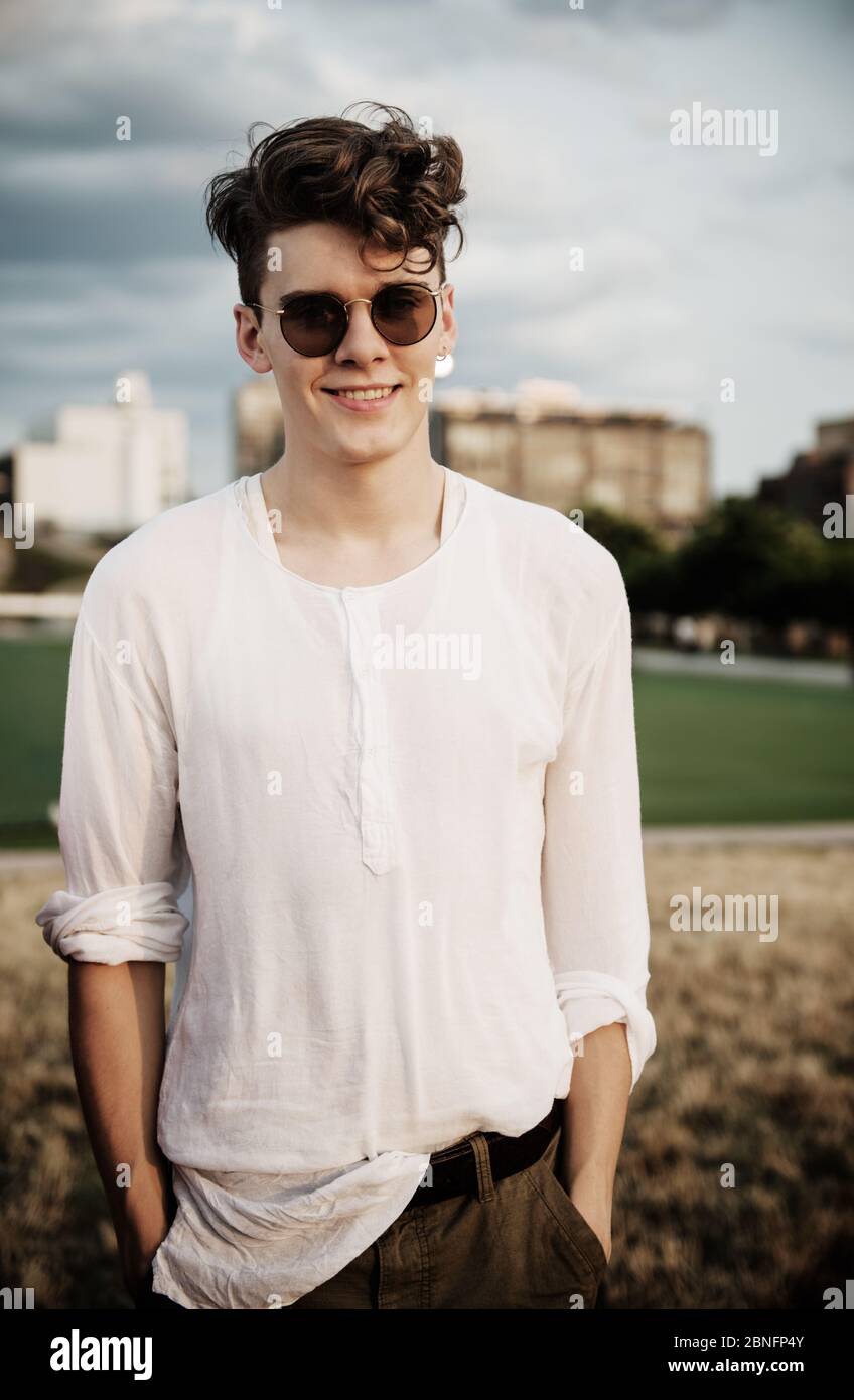 jeune homme en lunettes de soleil au parc Photo Stock - Alamy