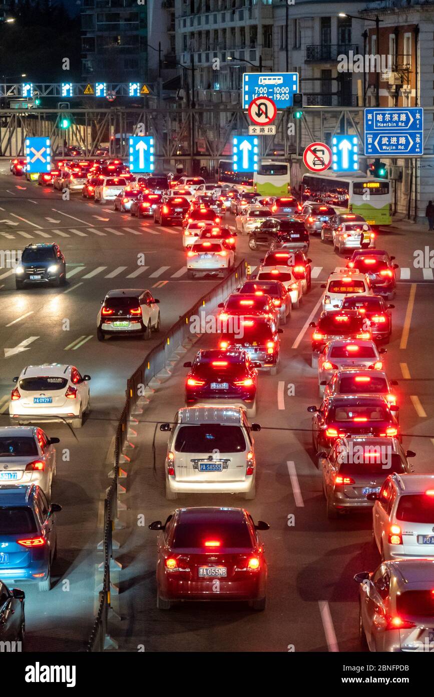 --FILE--une vue aérienne des véhicules qui font la queue et qui se déplacent ralentissent en raison de l'embouteillage causé par le pic de la soirée près du Bund, Shanghai, Chine, 16 M. Banque D'Images