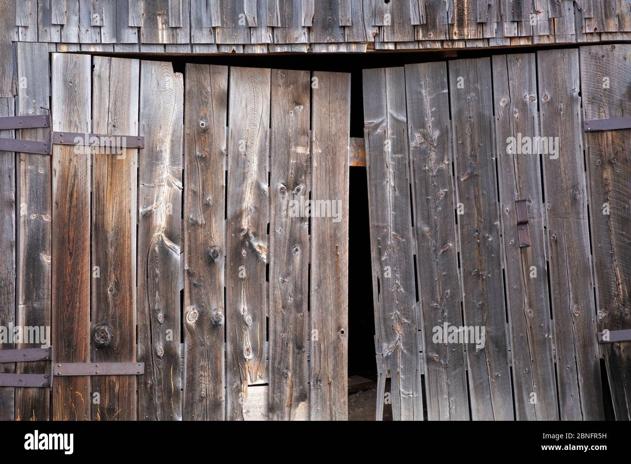 WY04312-00...WYOMING - porte de l'ancienne grange dans une grange le long de Mormon Row dans le parc national de Grand Teton. Banque D'Images