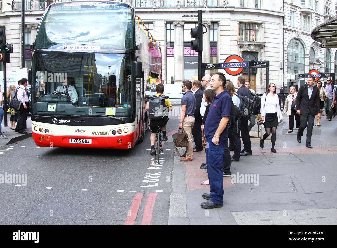 Cyclistes et piétons. Utilisateurs routiers. Cyclistes et automobilistes. Règles de la route. Circulation à Londres. Pistes cyclables de Londres. Quasi-accidents. Rasage de près. Pistes cyclables. Restez vigilant. Sauver des vies. Danger. Vie quotidienne, vie complexe. Sac de nerfs. Cyclisme. Espaces publics. Autres usagers de la route. Conduite dangereuse. Conduite. Marche. Vie urbaine. Des vies occupées. La vie en ville. Vie urbaine. La vie entre vos mains. Risque. Maintien actif. Banque D'Images