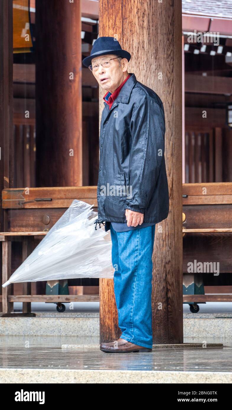 Un homme japonais plus âgé visitant le sanctuaire Meiji à Tokyo, au Japon Banque D'Images