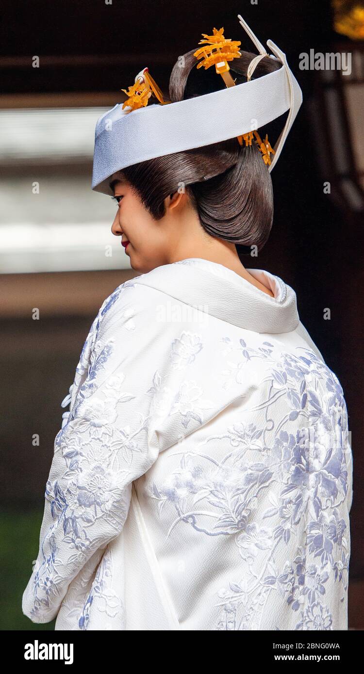 Mariée japonaise portant un kimono traditionnel et une coiffure juste avant la cérémonie de mariage au sanctuaire Meiji Jingu, Tokyo Japon Banque D'Images