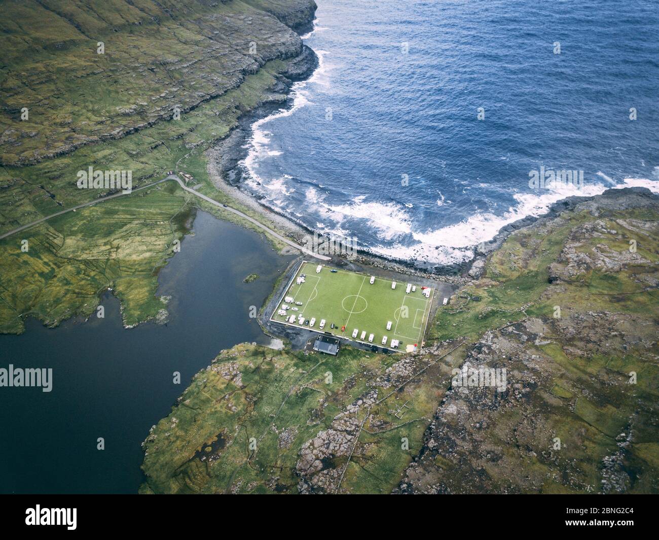 Photo aérienne du stade de football Eidi aux îles Féroé Banque D'Images