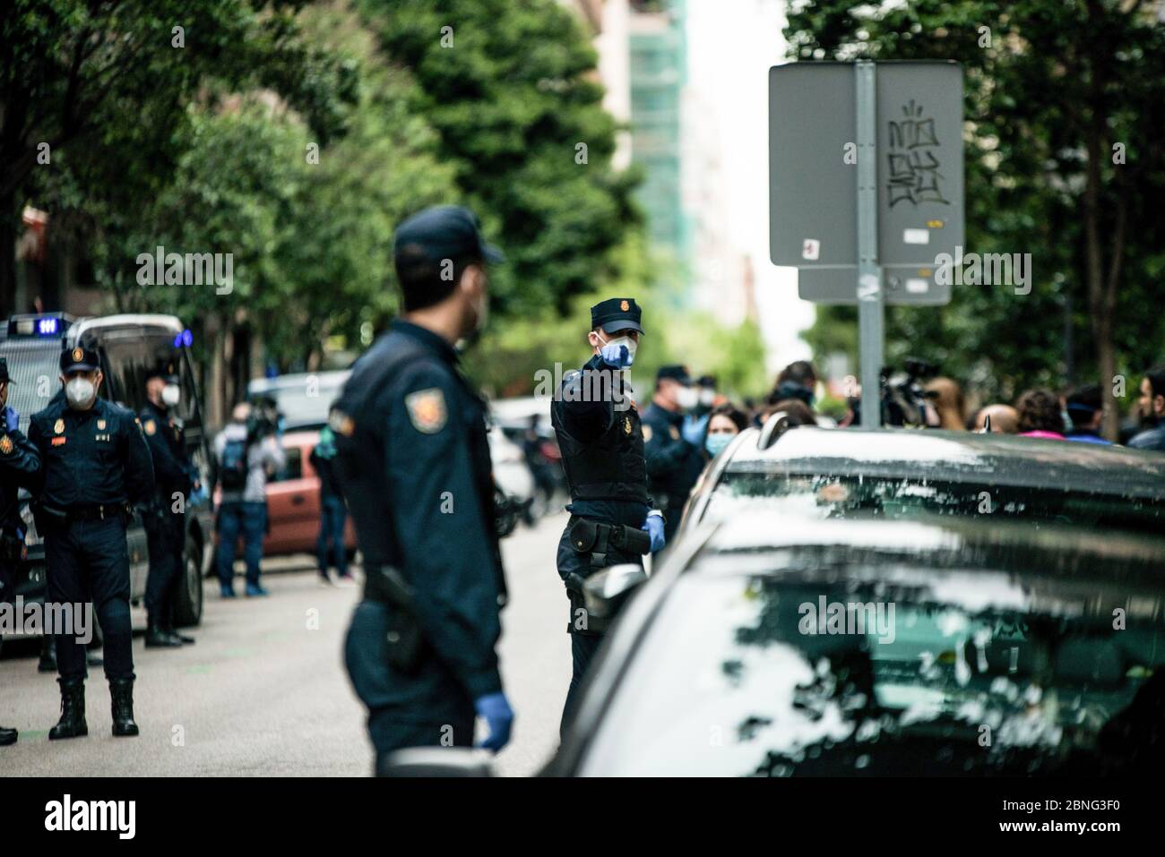 Madrid, Espagne. 14 mai 2020. Les policiers se préparent à affronter les manifestants pendant la manifestation. Les habitants du quartier chic de Salamanca protestent contre la gestion par le gouvernement de la crise du coronavirus. Certaines parties de l'Espagne ont entamé la transition de la phase 1 depuis leur blocage du coronavirus, ce qui permet à de nombreux magasins de rouvrir, ainsi qu'aux restaurants servant des clients en plein air, mais les endroits les plus touchés par le Covid-19, comme Madrid et Barcelone, restent dans une quarantaine de phase 0 plus stricte. Crédit : SOPA Images Limited/Alamy Live News Banque D'Images