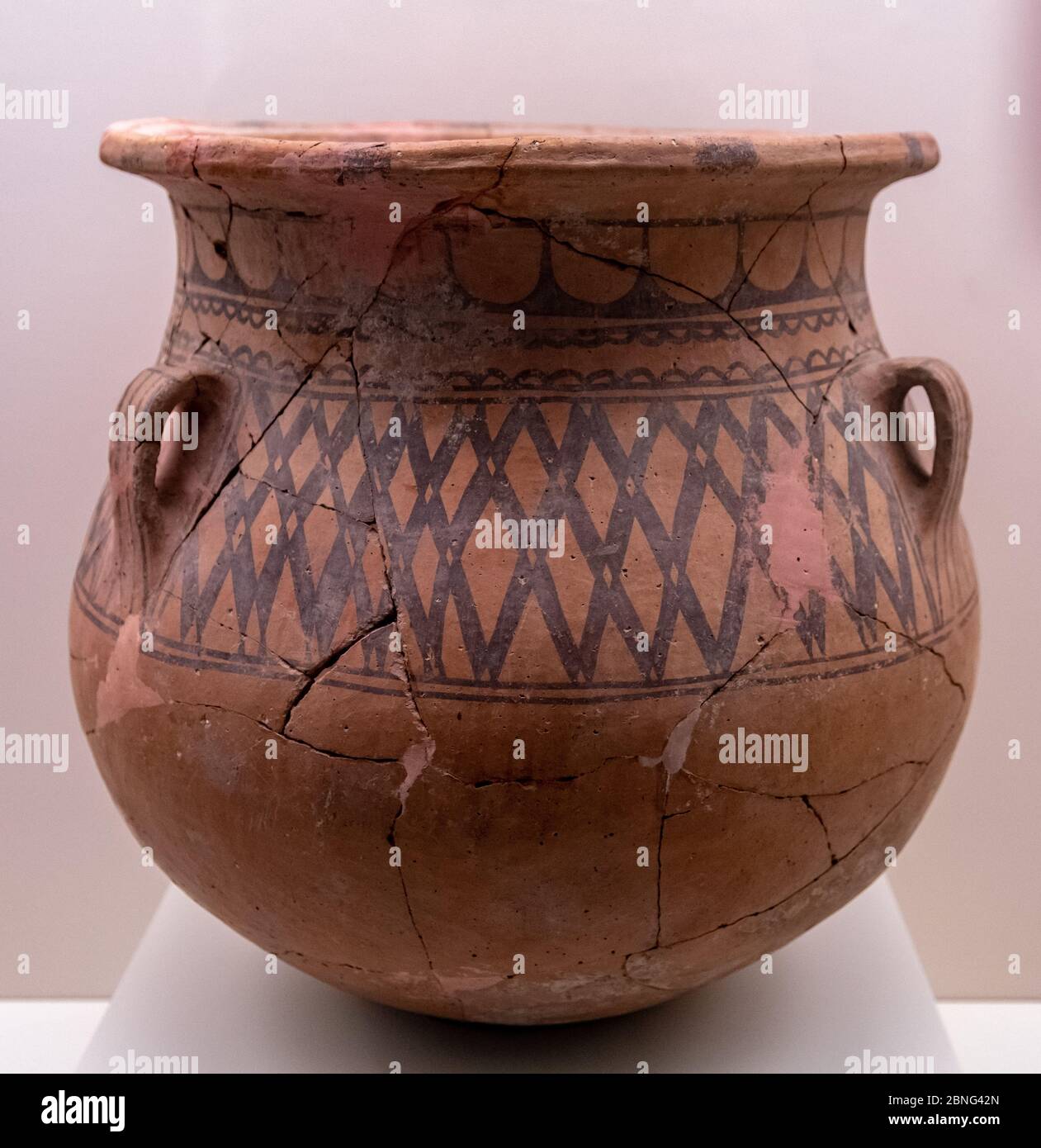 Gros plan de pot brun Hittite avec décorations d'Anatolie Banque D'Images