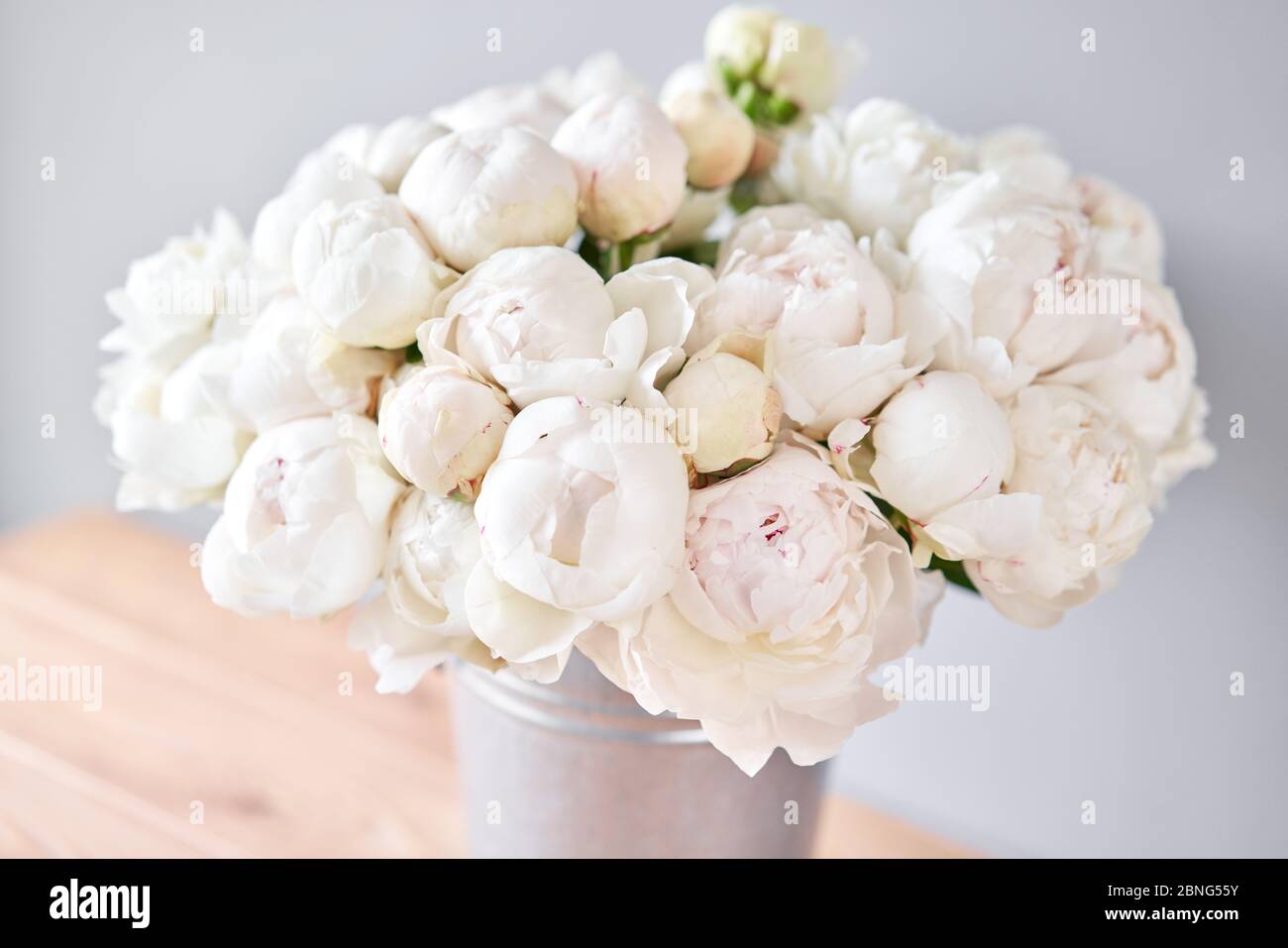 Pivoines blanches Odile dans un vase en métal. Belle fleur de pivoine pour  catalogue ou magasin en ligne. Concept de boutique florale . Beau bouquet  frais. Fleurs Photo Stock - Alamy