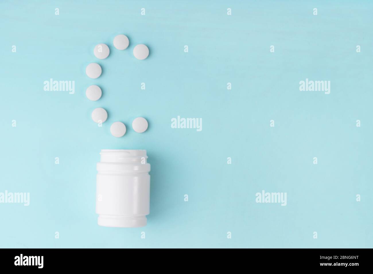 Les comprimés de vitamine C sont tombés du flacon sur le bleu. Lettre C des comprimés. Vitamine C concept. Concept de protection de l'immunité, prévention antivirale. Protection a Banque D'Images