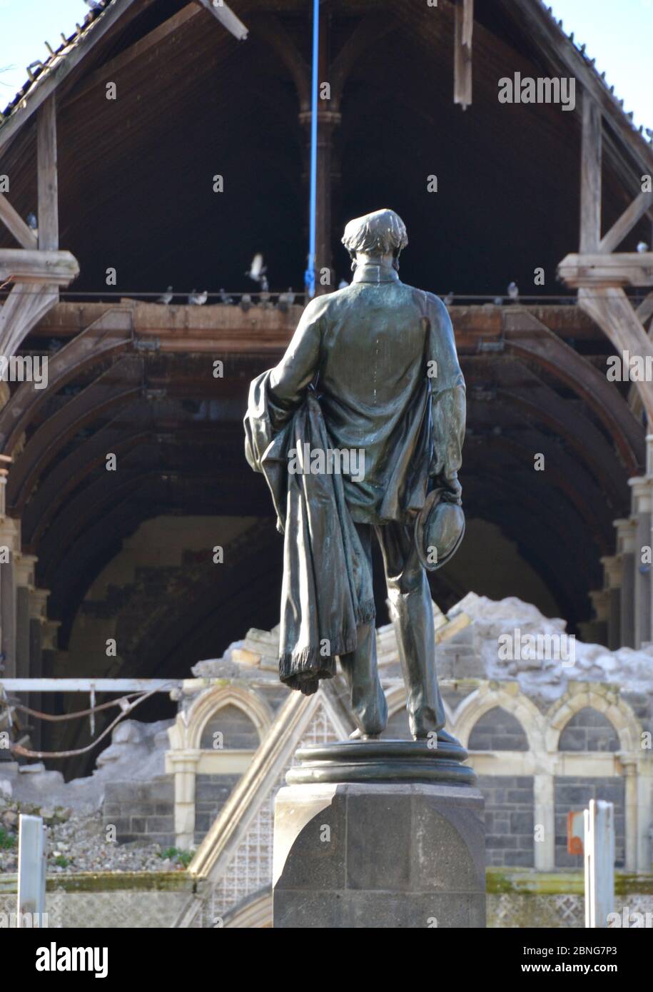 Statue de John Robert Godley devant l'église anglicane effondrée du tremblement de terre de Christchurch en Nouvelle-Zélande Banque D'Images