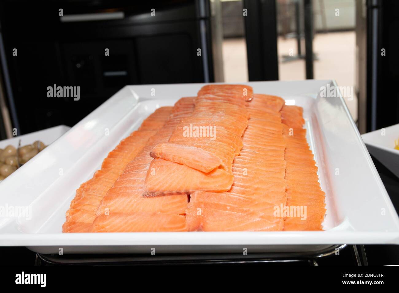 Saumon frais congelé sur un plateau blanc Banque D'Images