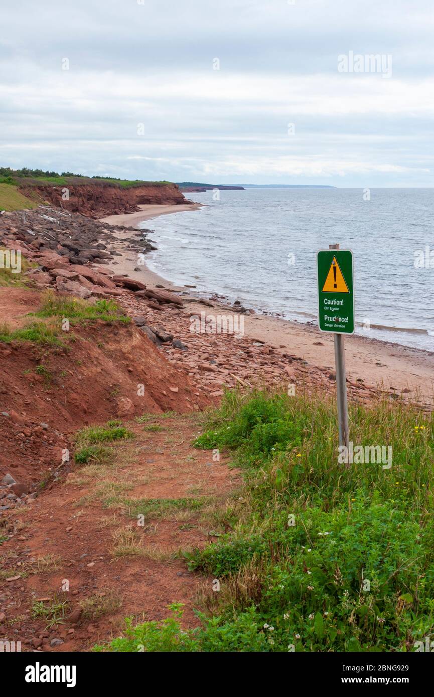 Attention ! Un panneau d’avertissement d’érosion de la falaise est affiché sur la rive nord de l’Île-du-Prince-Édouard. Golfe du Saint-Laurent, Océan Atlantique. Parc national de l'Î.-P.-É., Canada Banque D'Images