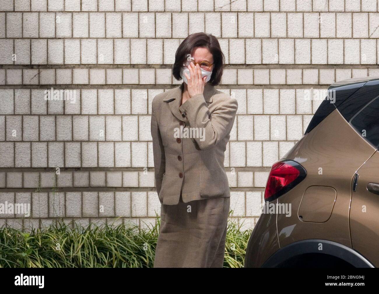 Séoul, Corée du Sud. 14 mai 2020. Chung Kyung-SIM, 14 mai 2020 : Chung Kyung-SIM, épouse de l'ancien ministre de la Justice de Corée du Sud Cho Kuk, comparaît devant le tribunal central de Séoul, en Corée du Sud. Chung a assisté jeudi à une audience sur des allégations de malversations financières liées à un investissement dans un fonds de capital-investissement, ont rapporté les médias locaux. Crédit: Lee Jae-Won/AFLO/Alay Live News Banque D'Images