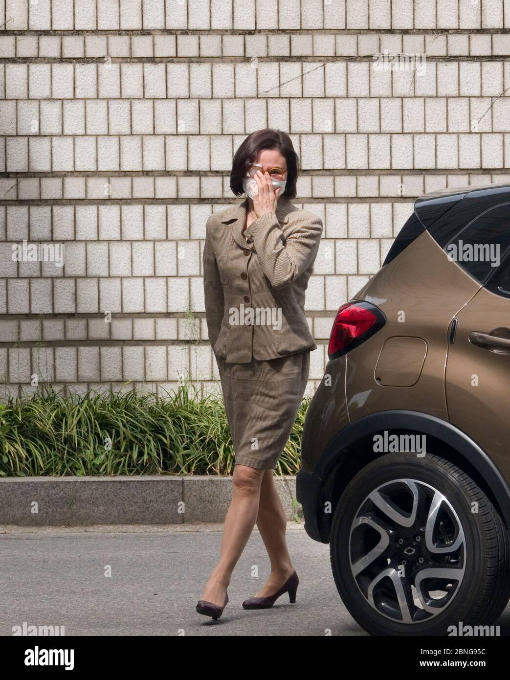 Séoul, Corée du Sud. 14 mai 2020. Chung Kyung-SIM, 14 mai 2020 : Chung Kyung-SIM, épouse de l'ancien ministre de la Justice de Corée du Sud Cho Kuk, comparaît devant le tribunal central de Séoul, en Corée du Sud. Chung a assisté jeudi à une audience sur des allégations de malversations financières liées à un investissement dans un fonds de capital-investissement, ont rapporté les médias locaux. Crédit: Lee Jae-Won/AFLO/Alay Live News Banque D'Images