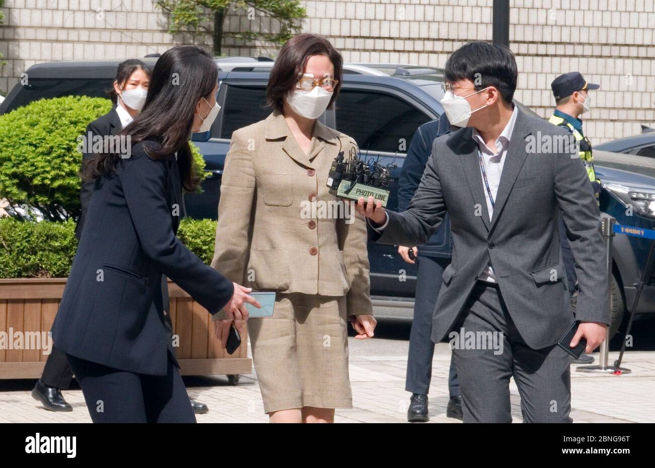 Séoul, Corée du Sud. 14 mai 2020. Chung Kyung-SIM, 14 mai 2020 : Reporters poser des questions à Chung Kyung-SIM (C), épouse de l'ancien ministre de la Justice de Corée du Sud Cho Kuk, comme elle se présente au tribunal central de district de Séoul, en Corée du Sud. Chung a assisté jeudi à une audience sur des allégations de malversations financières liées à un investissement dans un fonds de capital-investissement, ont rapporté les médias locaux. Crédit: Lee Jae-Won/AFLO/Alay Live News Banque D'Images