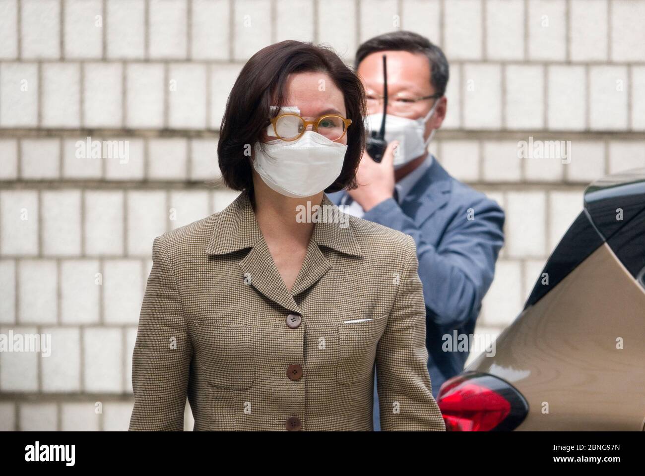 Séoul, Corée du Sud. 14 mai 2020. Chung Kyung-SIM, 14 mai 2020 : Chung Kyung-SIM, épouse de l'ancien ministre de la Justice de Corée du Sud Cho Kuk, se présente au tribunal central du district de Séoul, en Corée du Sud, alors qu'un policier la protège. Chung a assisté jeudi à une audience sur des allégations de malversations financières liées à un investissement dans un fonds de capital-investissement, ont rapporté les médias locaux. Crédit: Lee Jae-Won/AFLO/Alay Live News Banque D'Images