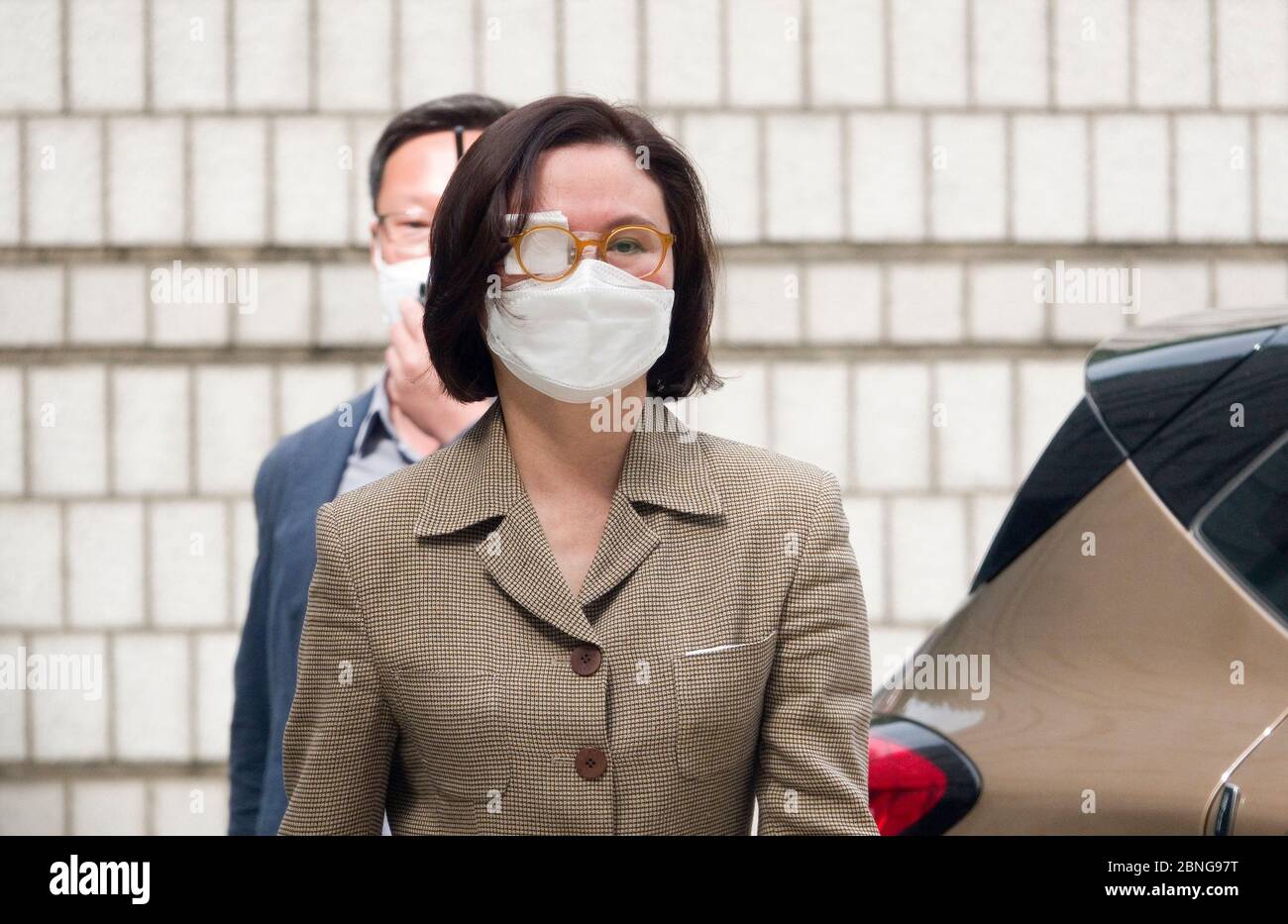 Séoul, Corée du Sud. 14 mai 2020. Chung Kyung-SIM, 14 mai 2020 : Chung Kyung-SIM, épouse de l'ancien ministre de la Justice de Corée du Sud Cho Kuk, se présente au tribunal central du district de Séoul, en Corée du Sud, alors qu'un policier la protège. Chung a assisté jeudi à une audience sur des allégations de malversations financières liées à un investissement dans un fonds de capital-investissement, ont rapporté les médias locaux. Crédit: Lee Jae-Won/AFLO/Alay Live News Banque D'Images