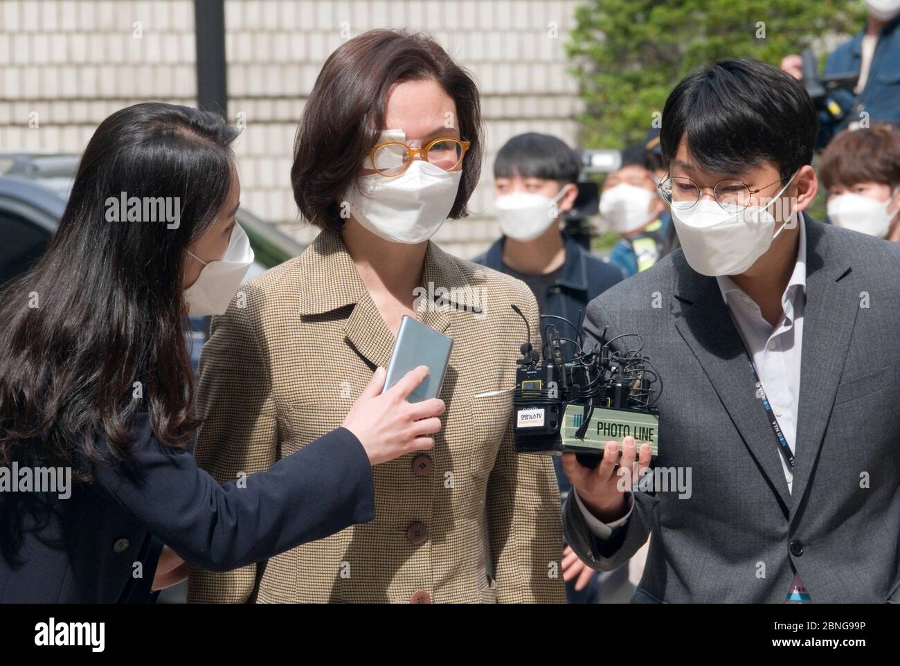 Séoul, Corée du Sud. 14 mai 2020. Chung Kyung-SIM, 14 mai 2020 : Reporters poser des questions à Chung Kyung-SIM (C), épouse de l'ancien ministre de la Justice de Corée du Sud Cho Kuk, comme elle se présente au tribunal central de district de Séoul, en Corée du Sud. Chung a assisté jeudi à une audience sur des allégations de malversations financières liées à un investissement dans un fonds de capital-investissement, ont rapporté les médias locaux. Crédit: Lee Jae-Won/AFLO/Alay Live News Banque D'Images