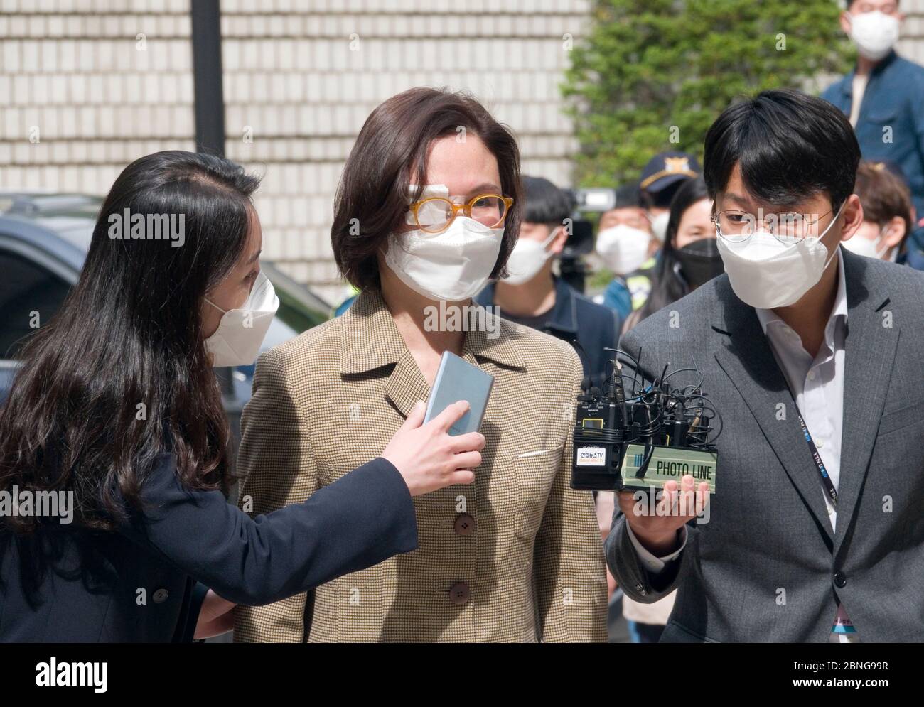 Séoul, Corée du Sud. 14 mai 2020. Chung Kyung-SIM, 14 mai 2020 : Reporters poser des questions à Chung Kyung-SIM (C), épouse de l'ancien ministre de la Justice de Corée du Sud Cho Kuk, comme elle se présente au tribunal central de district de Séoul, en Corée du Sud. Chung a assisté jeudi à une audience sur des allégations de malversations financières liées à un investissement dans un fonds de capital-investissement, ont rapporté les médias locaux. Crédit: Lee Jae-Won/AFLO/Alay Live News Banque D'Images