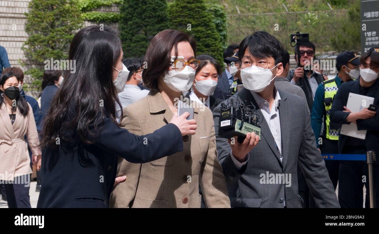Séoul, Corée du Sud. 14 mai 2020. Chung Kyung-SIM, 14 mai 2020 : Reporters poser des questions à Chung Kyung-SIM (C), épouse de l'ancien ministre de la Justice de Corée du Sud Cho Kuk, comme elle se présente au tribunal central de district de Séoul, en Corée du Sud. Chung a assisté jeudi à une audience sur des allégations de malversations financières liées à un investissement dans un fonds de capital-investissement, ont rapporté les médias locaux. Crédit: Lee Jae-Won/AFLO/Alay Live News Banque D'Images