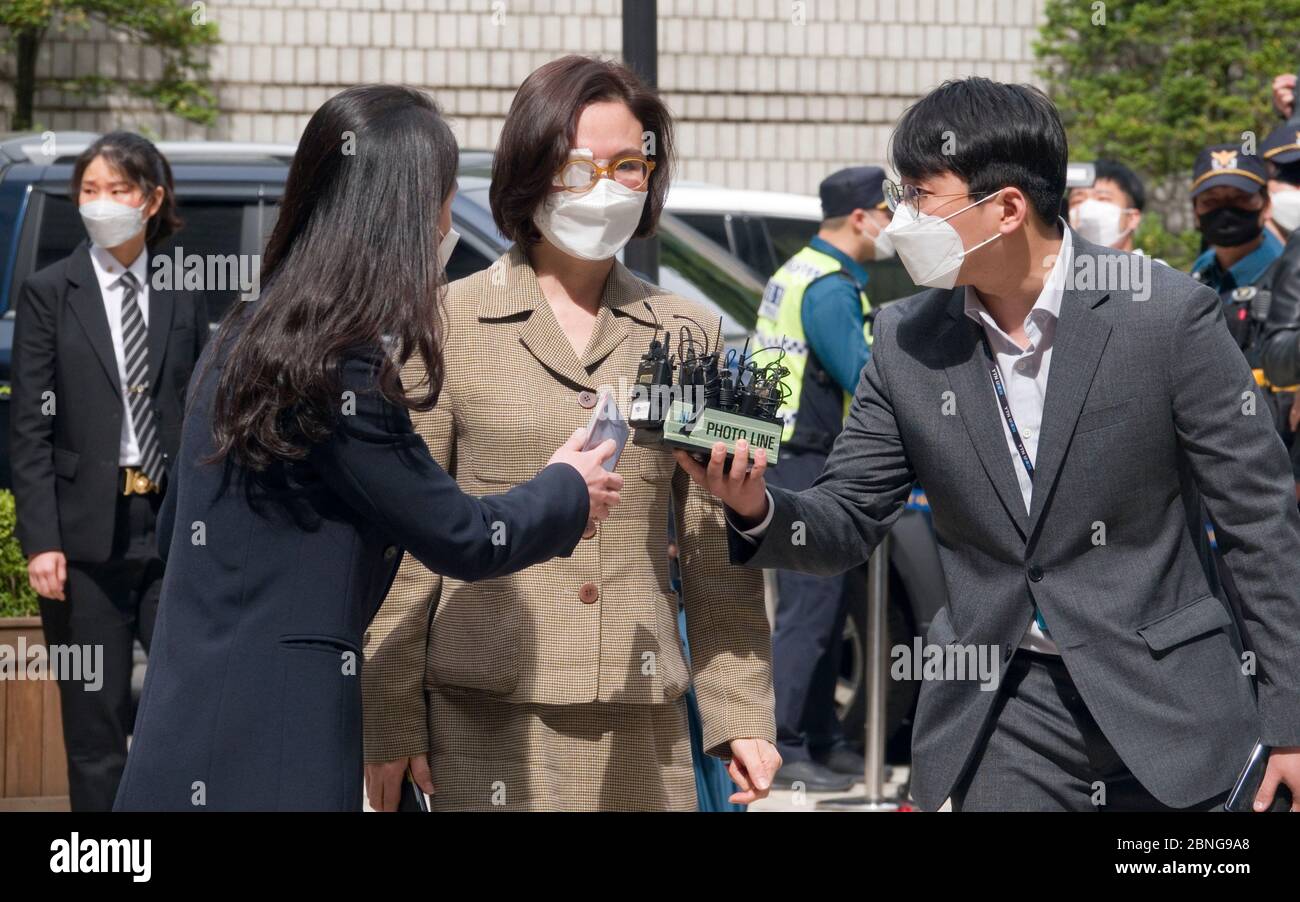 Séoul, Corée du Sud. 14 mai 2020. Chung Kyung-SIM, 14 mai 2020 : Reporters poser des questions à Chung Kyung-SIM (C), épouse de l'ancien ministre de la Justice de Corée du Sud Cho Kuk, comme elle se présente au tribunal central de district de Séoul, en Corée du Sud. Chung a assisté jeudi à une audience sur des allégations de malversations financières liées à un investissement dans un fonds de capital-investissement, ont rapporté les médias locaux. Crédit: Lee Jae-Won/AFLO/Alay Live News Banque D'Images