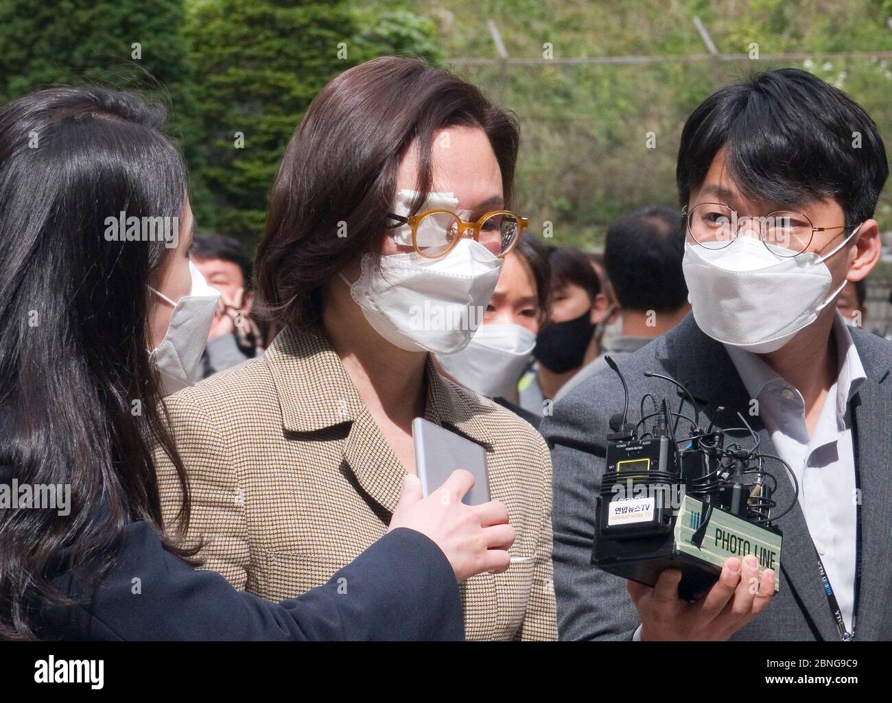 Séoul, Corée du Sud. 14 mai 2020. Chung Kyung-SIM, 14 mai 2020 : Reporters poser des questions à Chung Kyung-SIM (C), épouse de l'ancien ministre de la Justice de Corée du Sud Cho Kuk, comme elle se présente au tribunal central de district de Séoul, en Corée du Sud. Chung a assisté jeudi à une audience sur des allégations de malversations financières liées à un investissement dans un fonds de capital-investissement, ont rapporté les médias locaux. Crédit: Lee Jae-Won/AFLO/Alay Live News Banque D'Images