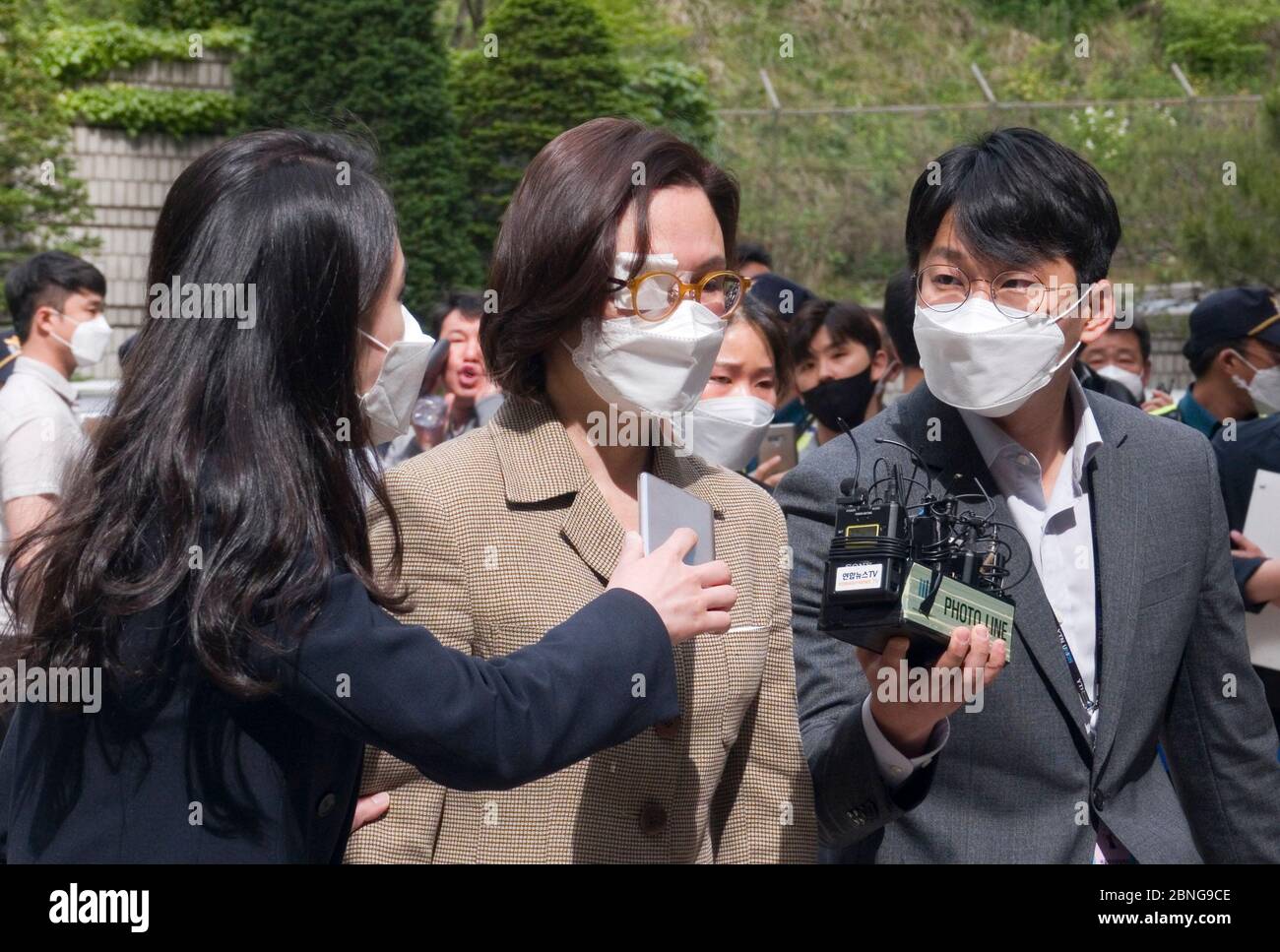 Séoul, Corée du Sud. 14 mai 2020. Chung Kyung-SIM, 14 mai 2020 : Reporters poser des questions à Chung Kyung-SIM (C), épouse de l'ancien ministre de la Justice de Corée du Sud Cho Kuk, comme elle se présente au tribunal central de district de Séoul, en Corée du Sud. Chung a assisté jeudi à une audience sur des allégations de malversations financières liées à un investissement dans un fonds de capital-investissement, ont rapporté les médias locaux. Crédit: Lee Jae-Won/AFLO/Alay Live News Banque D'Images