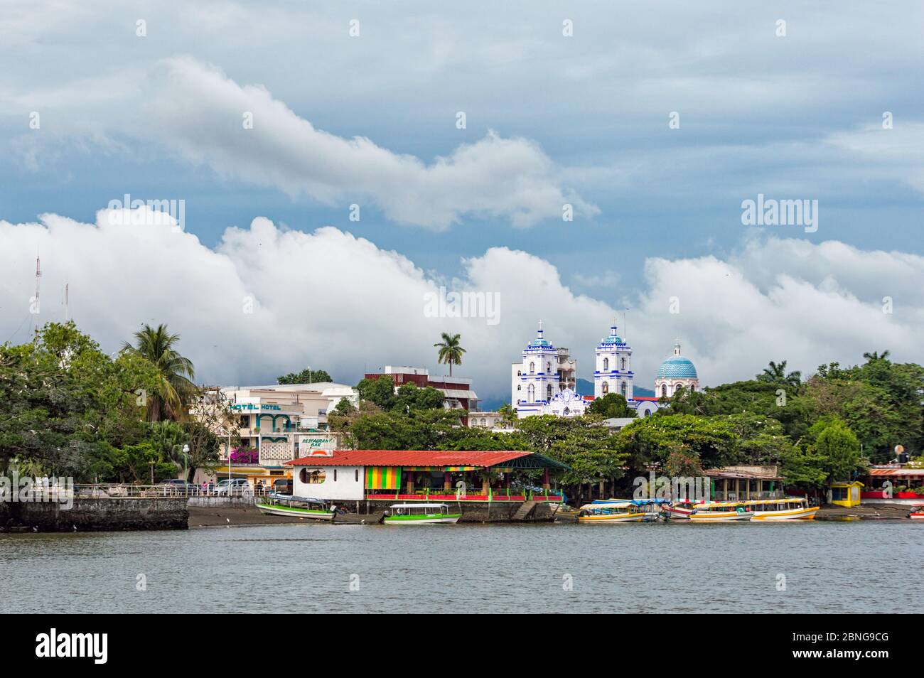 CATEMACO, VERACRUZ - MEXIQUE, 19 JUIN 2018 : vue de la basilique et du rivage. Banque D'Images