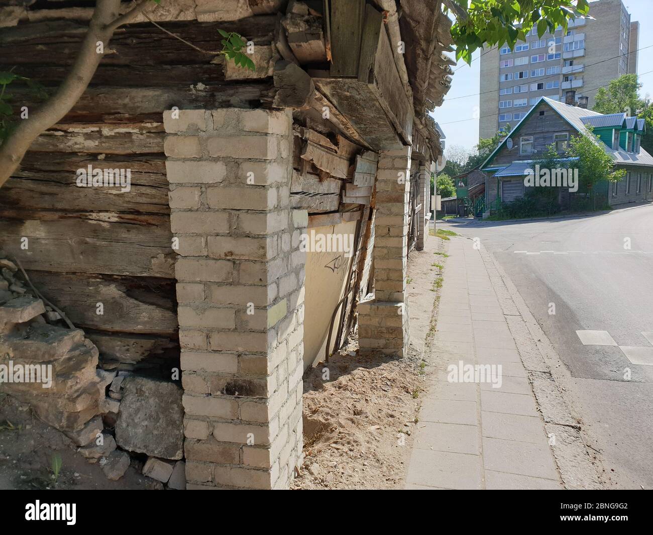 Ancienne maison en bois presque tomber dans la rue Banque D'Images