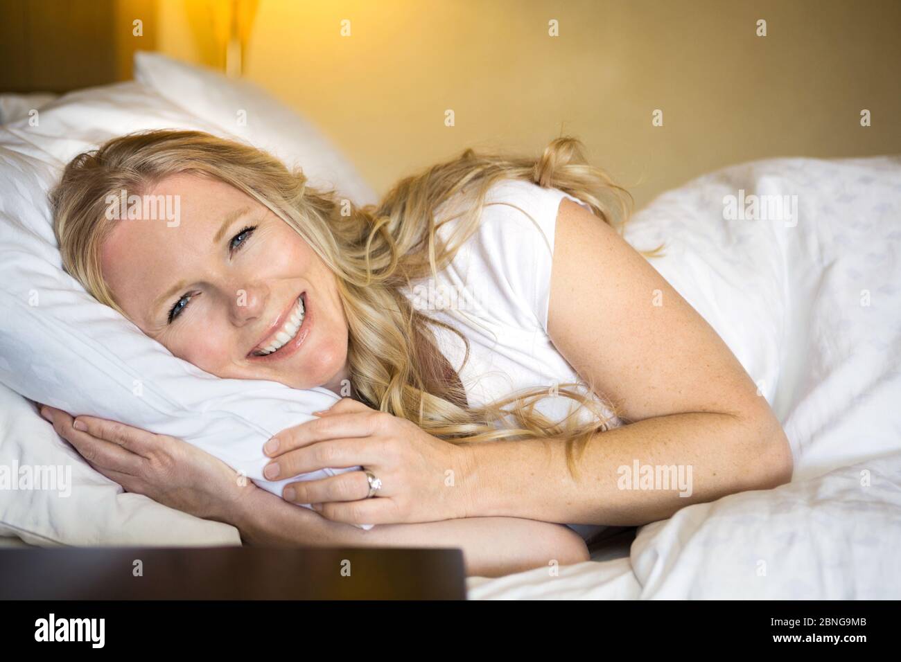 Belle femme souriante qui a une bonne nuit de sommeil. Banque D'Images