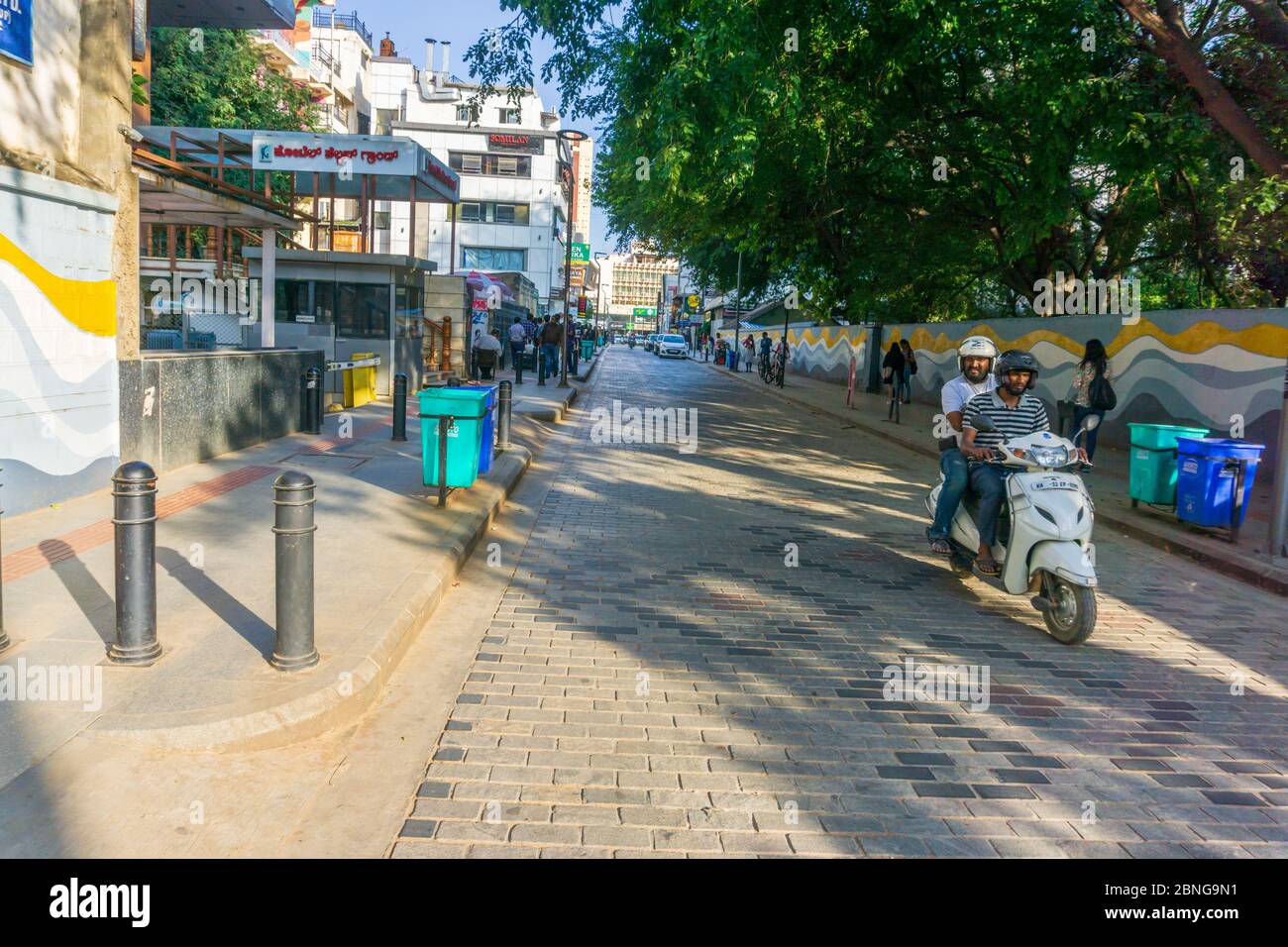 Personnes à cheval dans la célèbre rue de l'église de Bangalore Banque D'Images