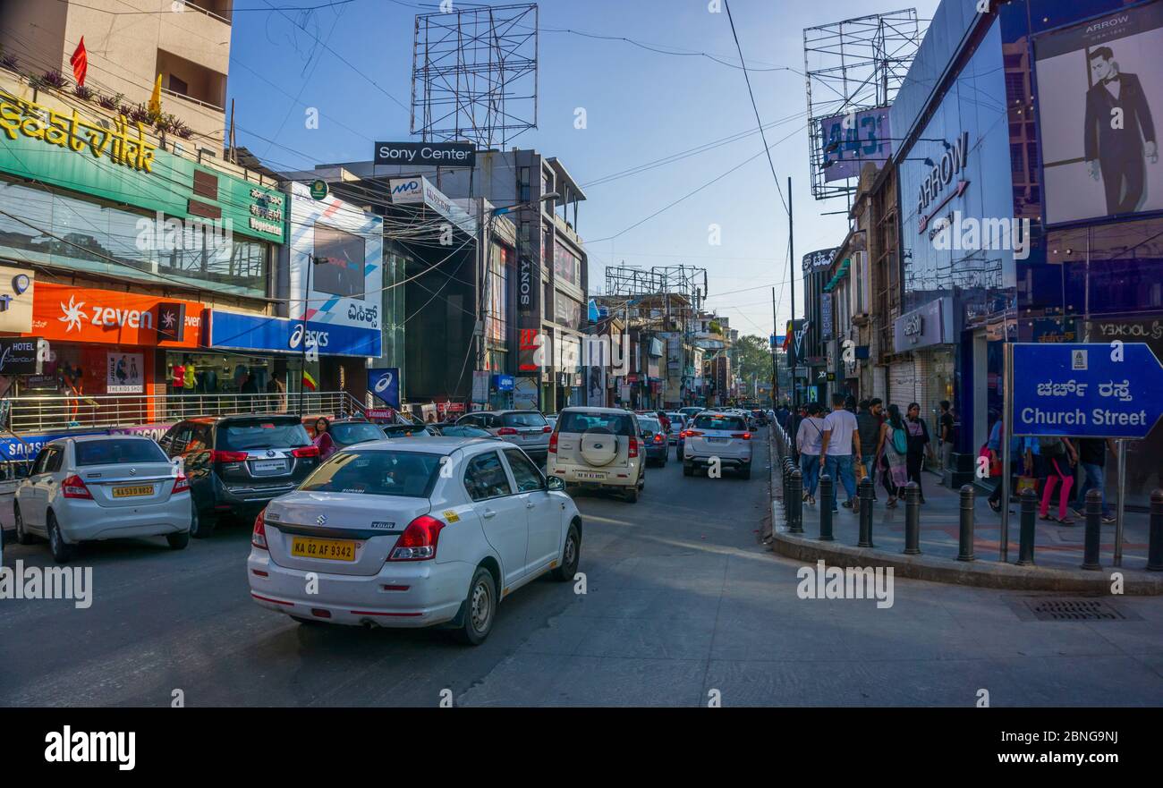 Célèbre rue de l'église située dans le quartier des affaires de Bangalore (Inde) Banque D'Images