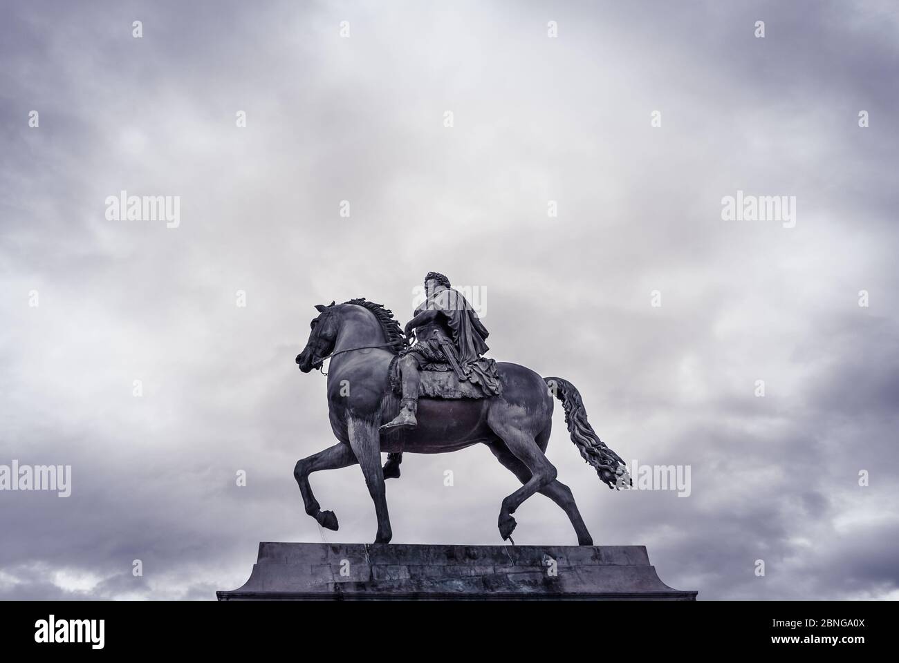 Statue de Louis XIV à Lyon, France en noir et blanc Banque D'Images