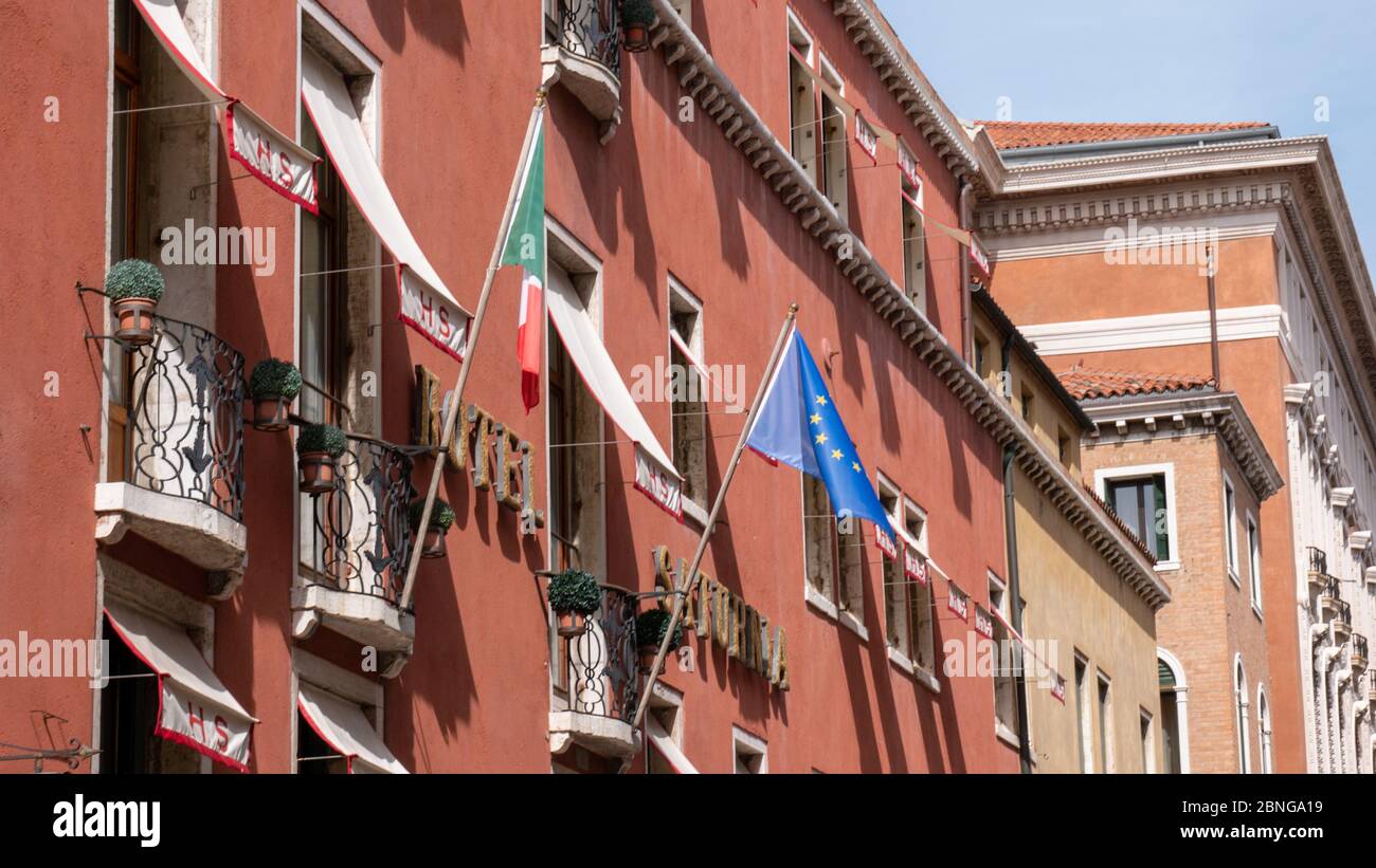 Drapeau de l'Union européenne et de l'Italie sur un bâtiment décoratif à Venise, Italie Banque D'Images