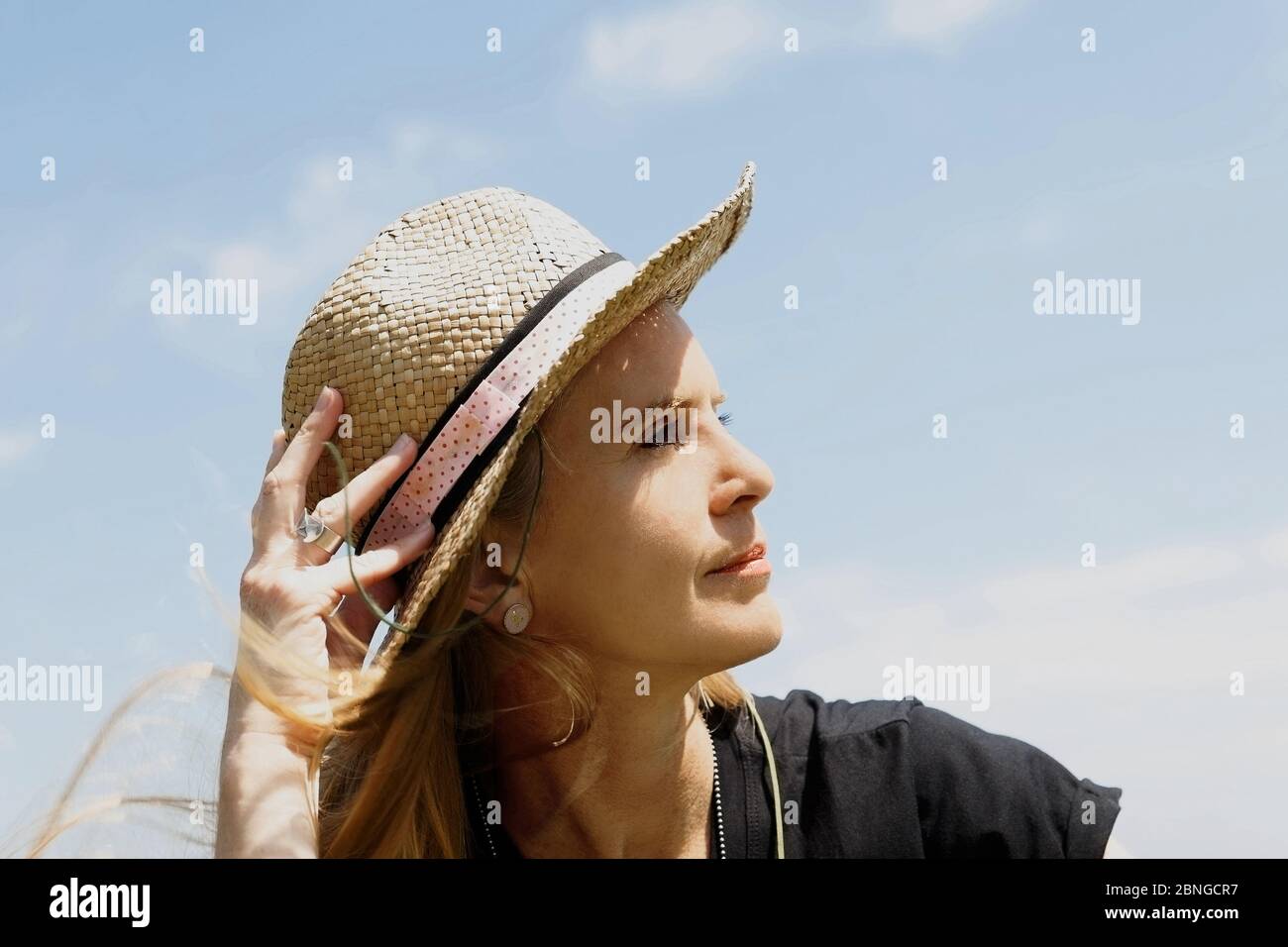 femme dans un chapeau de borsalino profitant du soleil d'été sur la côte  Photo Stock - Alamy