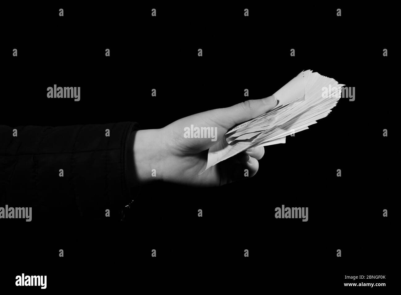 Comptage manuel de la main tenant et montrant de l'argent en euros ou donnant de l'argent. World Money concept, 100 BILLETS EN EUROS monnaie en euros isolée sur noir avec espace de copie. Banque D'Images