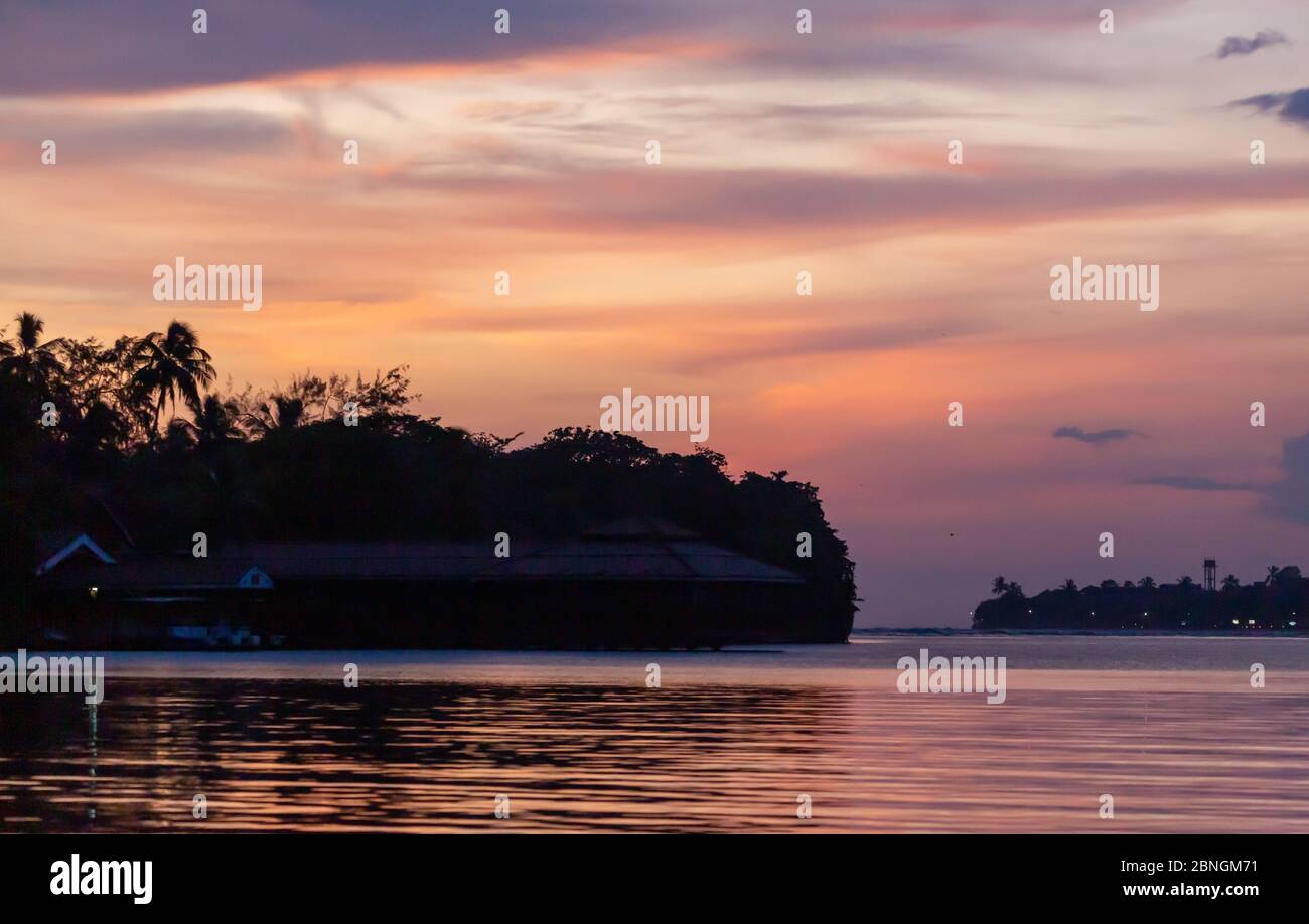 Sonnenuntergang ueber dem Bentotafluss auf Sri Lanka Banque D'Images